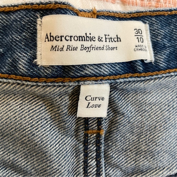 Abercrombie & Fitch- CURVE LOVE Denim Shorts - Picture 2 of 4